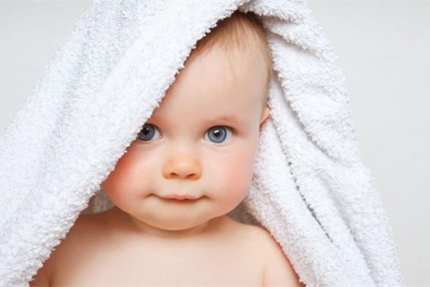 初乳很黄是不是不干净不可以喝？母乳怎么喂养绍兴捐卵宝宝？